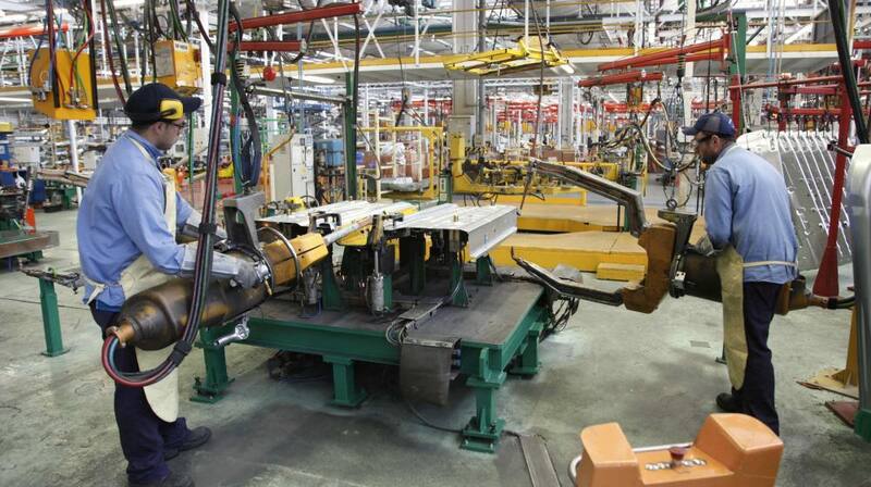 El Gobierno busca que las automotrices liquiden divisas con un dólar diferencial.