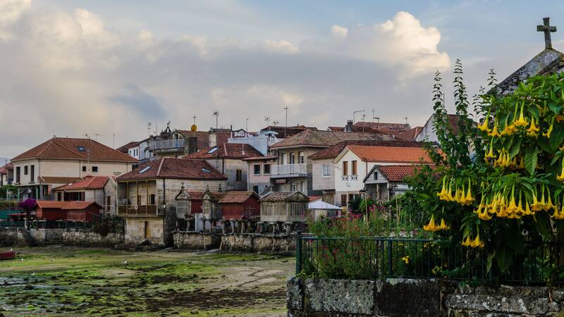 Escapadas: el encanto gallego del pueblito de 1500 habitantes con un ambiente íntimo y acogedor.