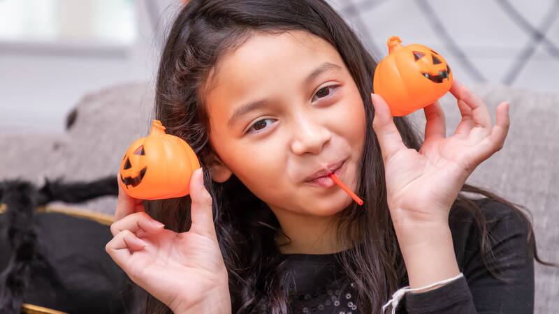 Niños y adultos aman Halloween y disfrutar de los bocadillos.