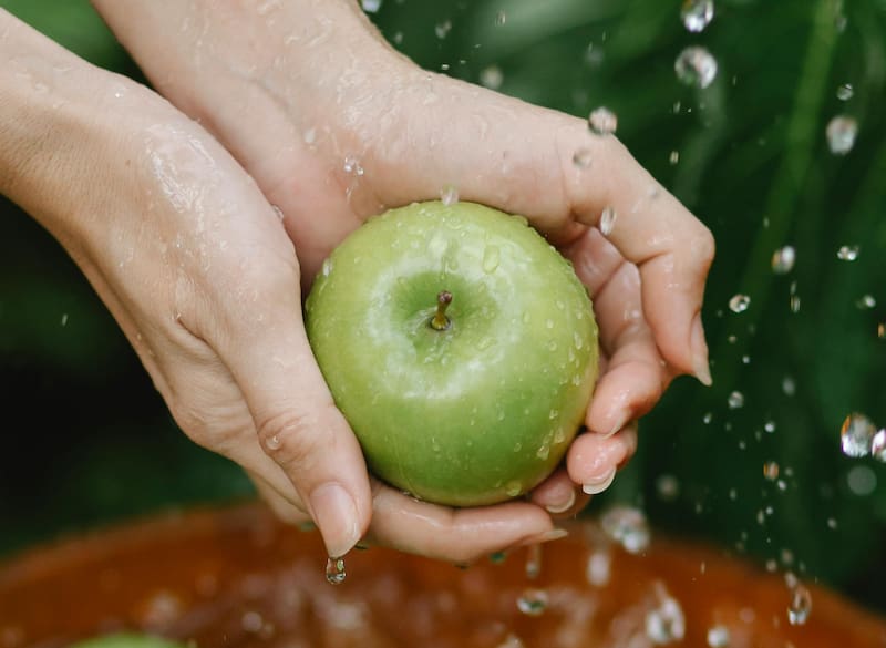 Además de los pesticidas, otros factores como el lavado inadecuado y el almacenamiento inapropiado pueden afectar la seguridad y calidad de las manzanas que consumimos (Foto: Pexels)