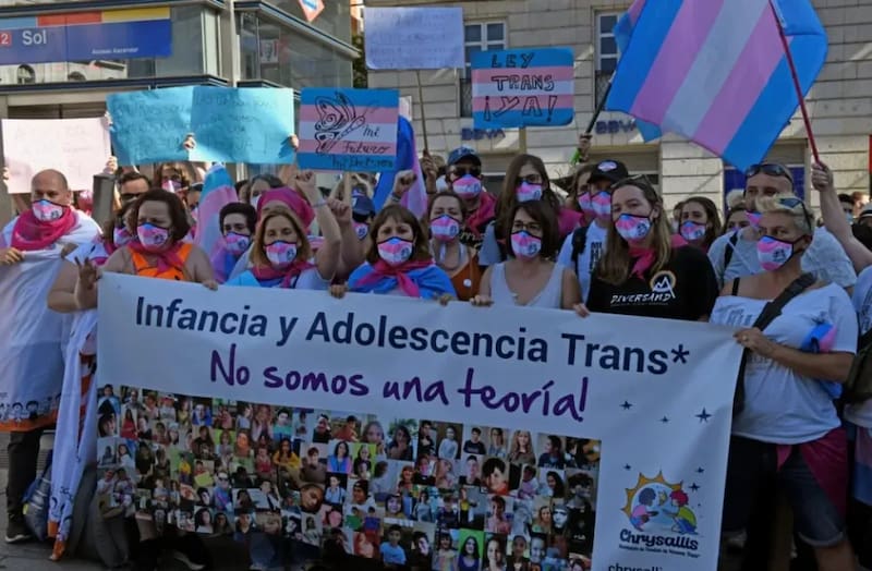 Imagen de archivo de una concentración a favor de la ley trans celebrada en la Puerta del Sol, en Madrid. EFE/Victor Lerena.
