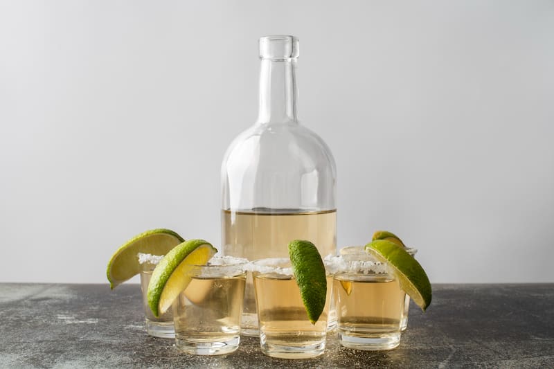 El mezcal y el tequila lideran el ranking de las bebidas alcohólicas más dañinas para el hígado (Fuente Freepik)