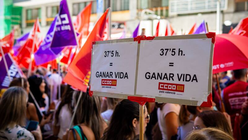 Alicante, España - 26 de septiembre de 2024. Trabajadores se manifiestan frente a la sede de la patronal para exigir la reducción de la semana laboral a 37,5 horas.