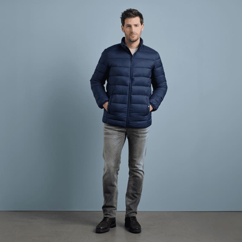 La chaqueta acolchada UP2FASHION, disponible en negro y azul, llega a las tiendas Aldi por solo 14,99 euros como parte de su oferta de temporada. (Fuente: Aldi)