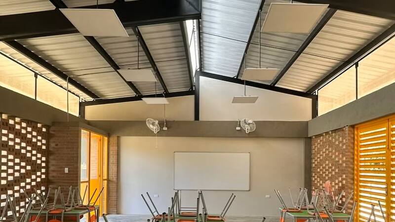 Interior de una de las 34 aulas del megacolegio, equipada con tecnología moderna y mobiliario para la educación integral de los estudiantes. (Imagen: Fundación Pies Descalzos)