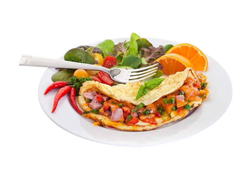 Desayunando huevos revueltos con vegetales vas a poder ingerir toda la proteína que necesitás y además te va a ayudar a bajar de peso. (Foto: Istock Photo)