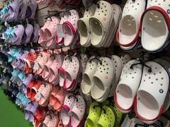 Cómo serán las nuevas Crocs "verdes" y cuánto costarán