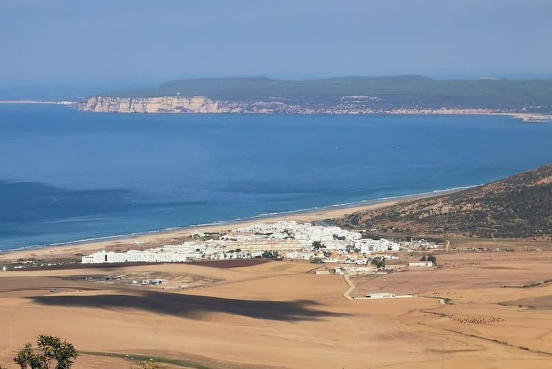 Escapadas: vista panorámica del pueblo minero de Zahara y su espectacular costa. (Foto: Instagram @turismozaharadelosatunes).