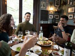 Día del Amigo: qué harán bares y restaurantes contra un 76% de argentinos que ya no sale a comer