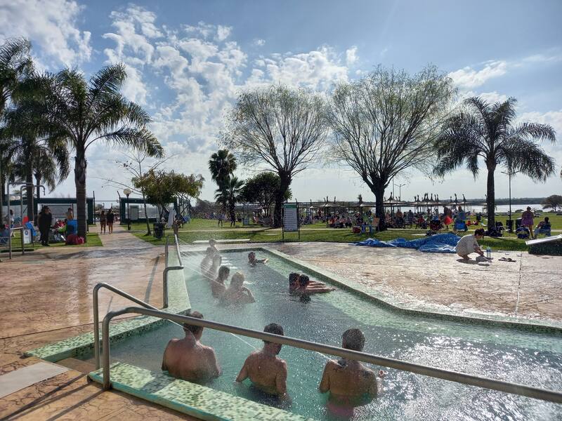 Las Termas de Colón ofrecen un entorno natural único, rodeado de exuberante vegetación y aguas termales revitalizantes. (Foto: Facebook Termas de Colón)
