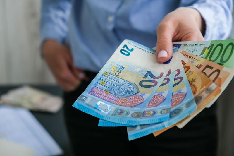 La ayuda del SEPE busca ofrecer un apoyo económico temporal a quienes pierden su empleo sin derecho a la prestación contributiva. (Fuente: Shutterstock)