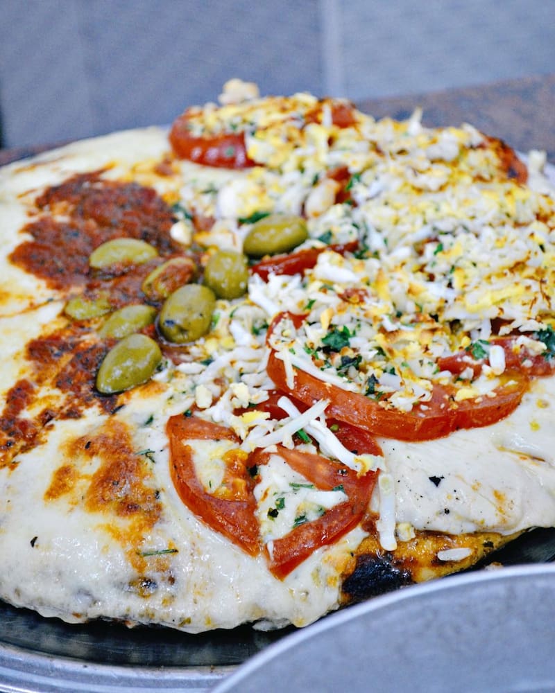 La especialidad de El Fortín es su pizza al molde, elaborada de manera artesanal en un horno a leña. (Foto: Instagram @pizzeriaelfortin)