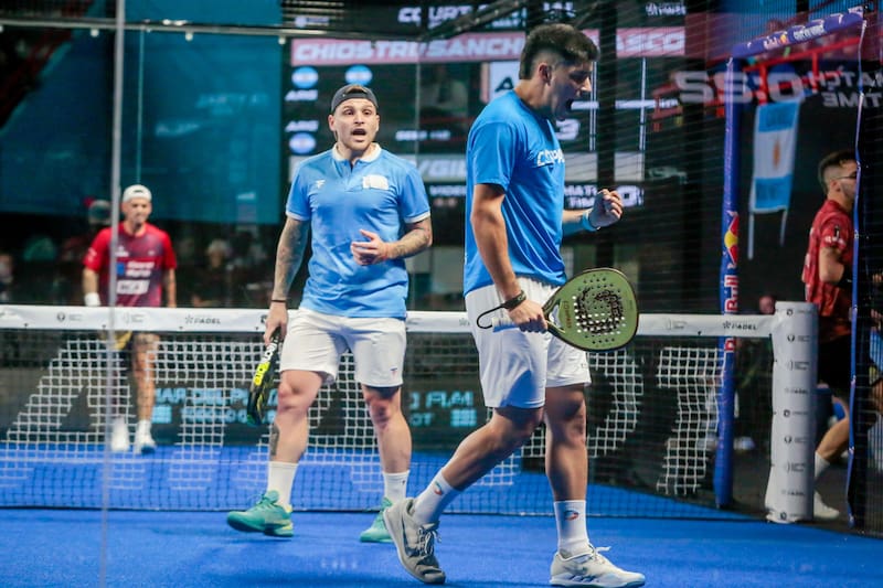 Los argentinos Federico Chiostri y Maximiliano Sánchez Blasco festejan un punto ganado. (Foto: Mar del Plata Premier Padel)