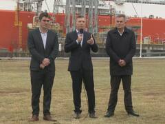 Macri despidió al barco regasificador: "Es el símbolo de la incapacidad y el despilfarro"