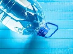 Exigen la retirada masiva de botellas de agua por ser peligrosas para su consumo humano, ¿qué dice la ciencia?
