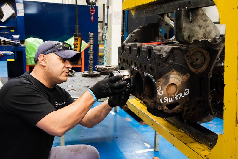 Técnico experto en proceso de desarmado de motores, desmontaje de pistones.
