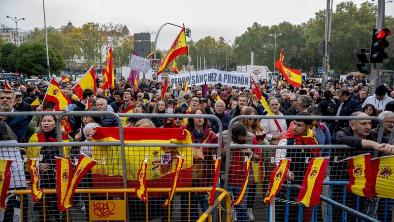 Cientos de personas protestan contra la investidura de Sánchez alrededor del Congreso.