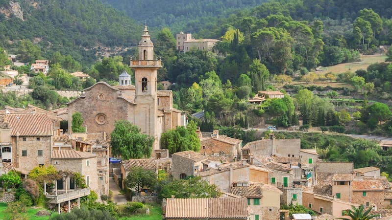 Escapadas: el pueblito de Mallorca que enamoró a Borges y a Chopin.