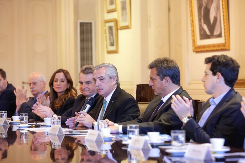 Alberto Fernández estuvo en la reunión de gabinete en donde se analizaron cambios en el impuesto a las Ganancias. Además, estuvieron presentes Sergio Massa y Agustín Rossi, la fórmula presidencial de Unión por la Patria, y Eduardo Wado de Pedro, ministro del Interior y ex precandidato a presidente.