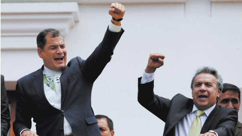 El presidente saliente Rafael Correa y su sucesor Lenín Moreno