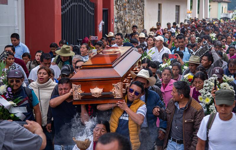 Miles de personas participando la semana pasada del último adiós al padre Marcelo, asesinado a balazos tras denunciar la violencia contra el crimen organizado. Foto: Archivo.