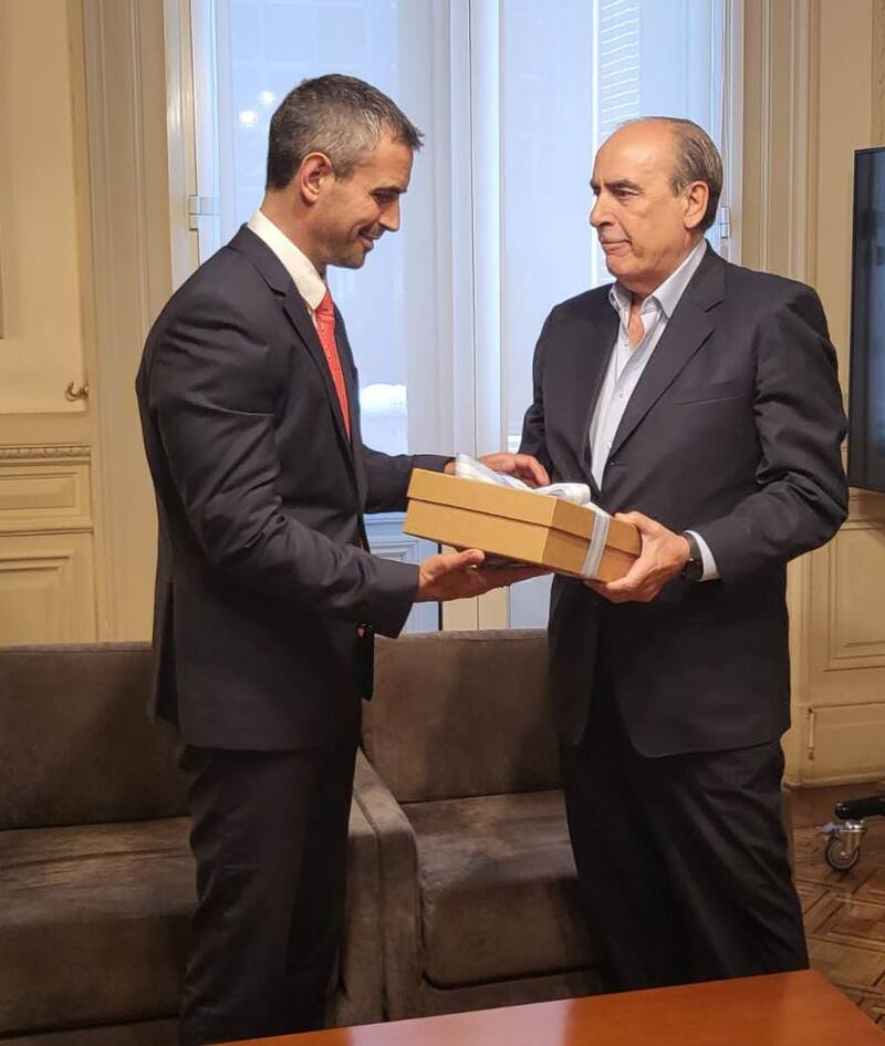 El ministro del Interno, Guillermo Francos en la entrega del mega proyecto de ley al presidente de la Cámara de Diputados, Martín Menem.