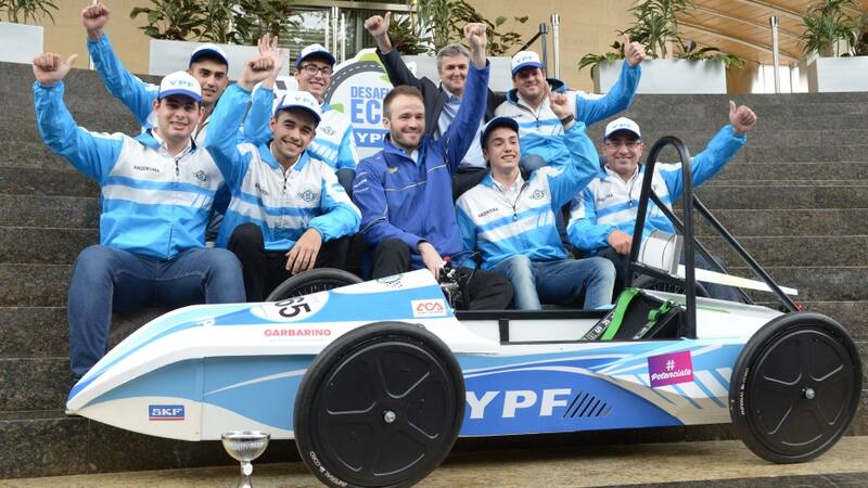 El equipo de una escuela técnica de Junín, ganador de la edición anterior, junto al CMO de YPF. Foto: A. Pinta.