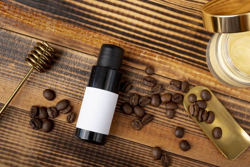 Un shampoo con cafeína entre sus ingredientes principales es una gran opción para prevenir la caída de cabello. (Freepik)