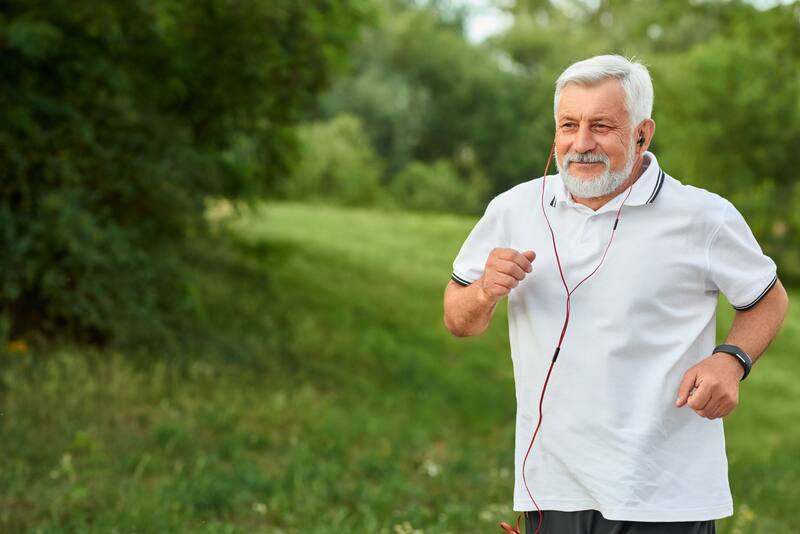 Una caminata corta por día contribuye significativamente a mejorar la salud física y mental en adultos mayores. (Foto: archivo).