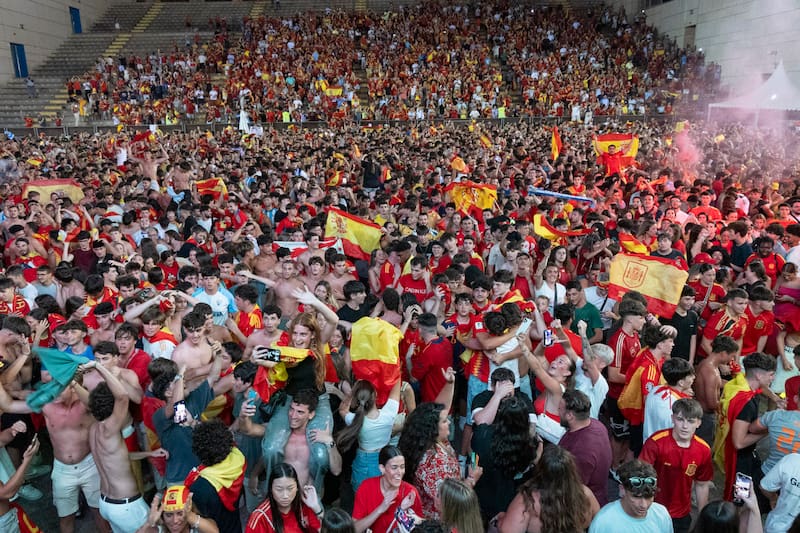 Aficionados de la selección española celebran la victoria de España tras la retransmisión en pantalla gigante instalada en el Cortijo de Torres para la final de la Eurocopa de fútbol entre España e Inglaterra. (Imagen: EFE/ Álvaro Cabrera)