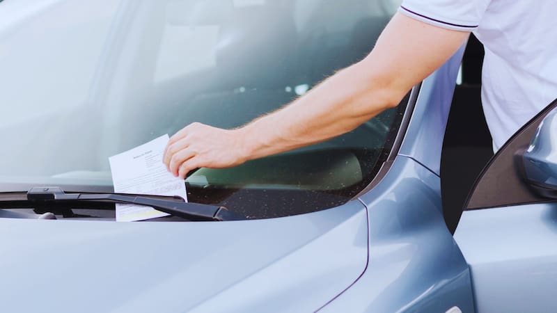 El estacionamiento en zonas prohibidas es una falta común que puede ser grave si obstruye accesos importantes. (Foto: Freepik)