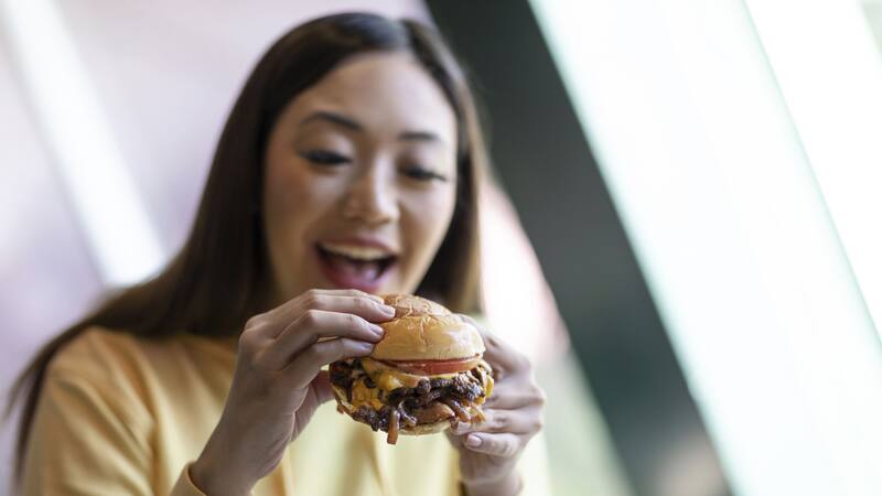 Un conocido exfutbolista abrió un restaurante que tiene las mejores hamburguesas de la ciudad.