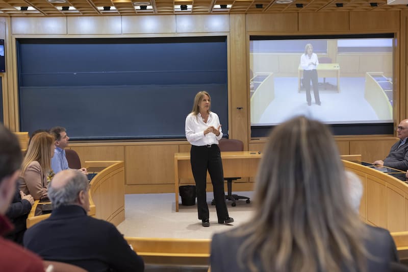 La decana del IAE, Carolina Dams, en una de las aulas de la escuela de negocios