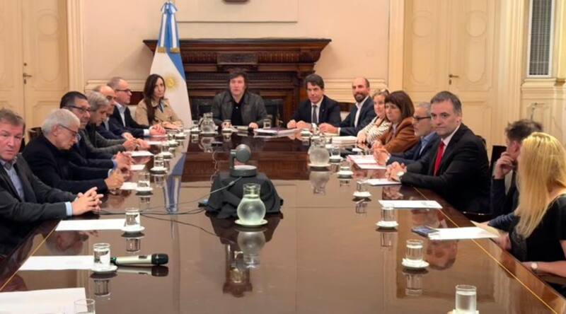 El presidente Milei en la reunión de emergencia en la Casa Rosada