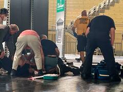 Salman Rushdie está siendo operado luego de haber sido apuñalado en Nueva York