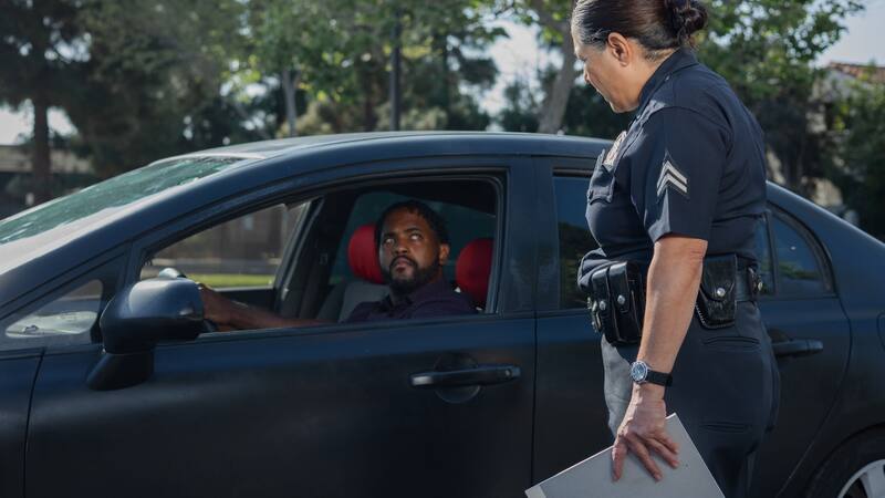 Alerta conductores: por arrojar esto por la ventana, la DGT podría multarte con 500 euros o 6 años de cárcel.