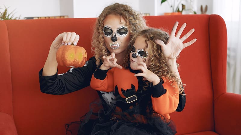 Halloween en México es una festividad que invita a la diversión y la creatividad, promoviendo el uso de disfraces y la celebración en comunidad.