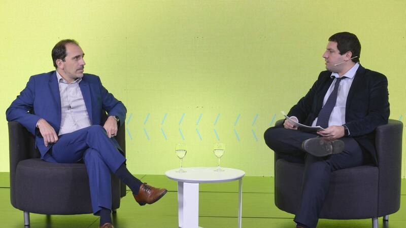 Martín Genesio (AES Argentina), junto a Santiago Spaltro (El Cronista)