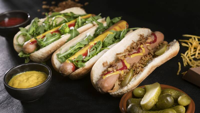 Blancanieves ofrece una variedad de aderezos caseros que dan un toque especial a sus panchos. (Foto: Freepik)