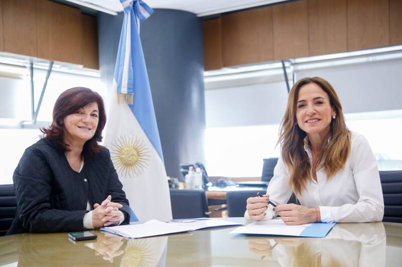 Kelly Olmos (Trabajo) y Tolosa Paz (Desarrollo Social), dos ministras cuestionadas desde el kirchnerismo