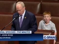 No lleves a tu hijo al trabajo: un niño avergonzó a su padre congresista en televisión nacional