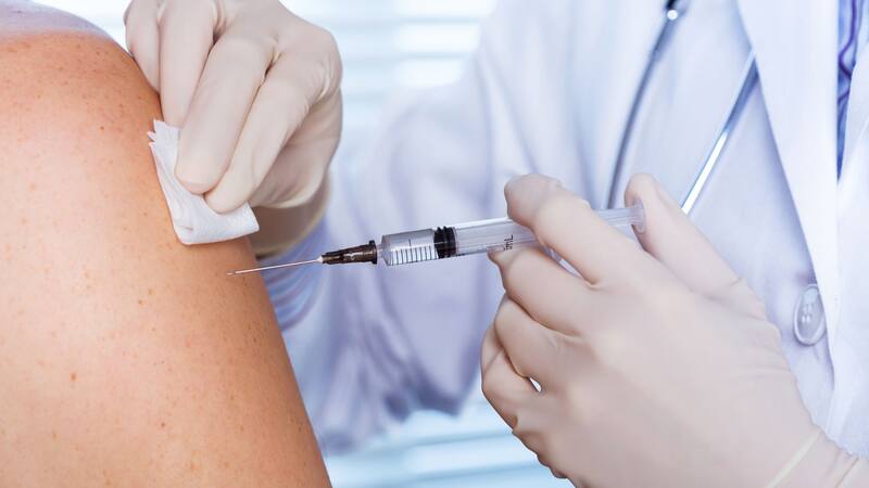 Es fundamental que se vacunen adultos mayores y personas con condiciones crónicas.