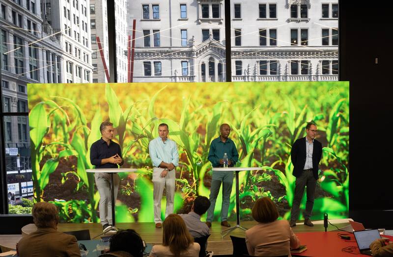 Santos (primero, desde la izquierda) develó la nueva estrategia de Bayer Crop Science en Nueva York.
