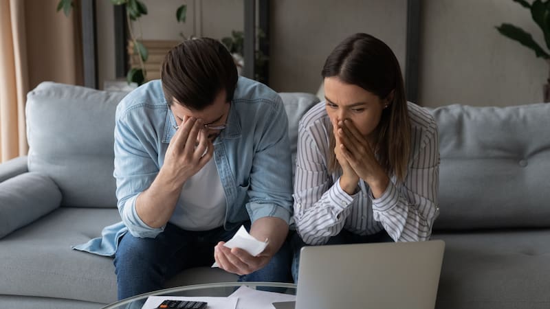 Cuáles son los pasos legales, documentos y plazos para evitar heredar deudas bancarias y gestionar correctamente los fondos de un familiar fallecido.