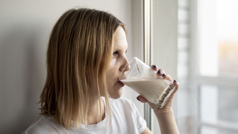 El consumo de ciertos componentes presentes en la leche podría contribuir a mejorar la salud cognitiva y prevenir el deterioro de la memoria asociado al envejecimiento.