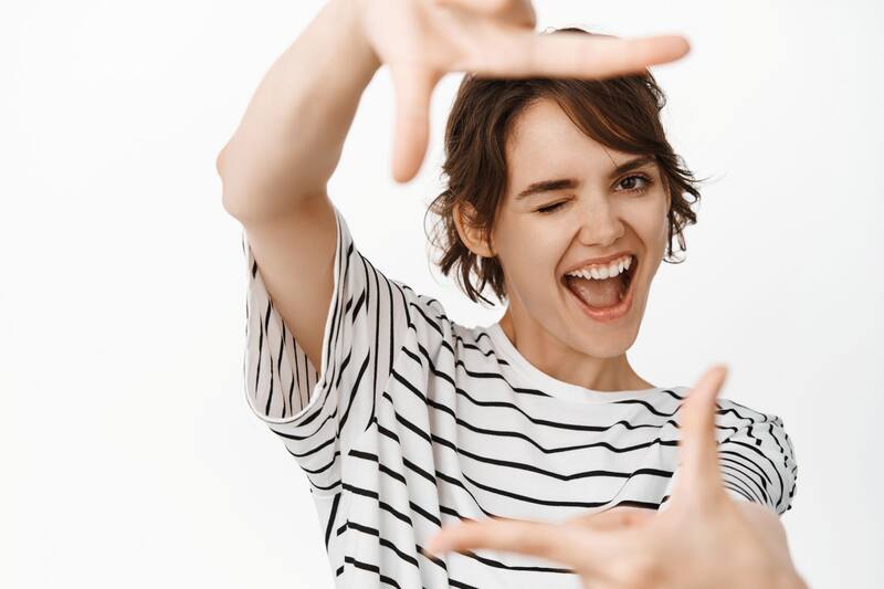 Entre otros beneficios, al aprender a reírte de ti mismo, aprender a regular tus emociones. Foto: FreePik.es.