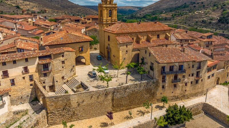 Es uno de los pueblitos medievales más bonitos de España, está en Teruel y tiene un espectacular palacio.