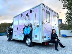 Quería independizarse y creó un negocio que es un éxito: así funciona el centro de estética rodante de Andalucía