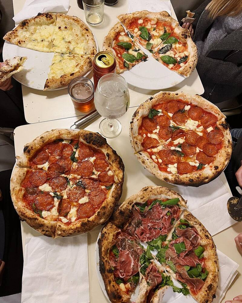La masa fina es uno de los elementos que distingue a la de estilo napolitano. (Foto: Instagram - @tiamo.pizzeria).