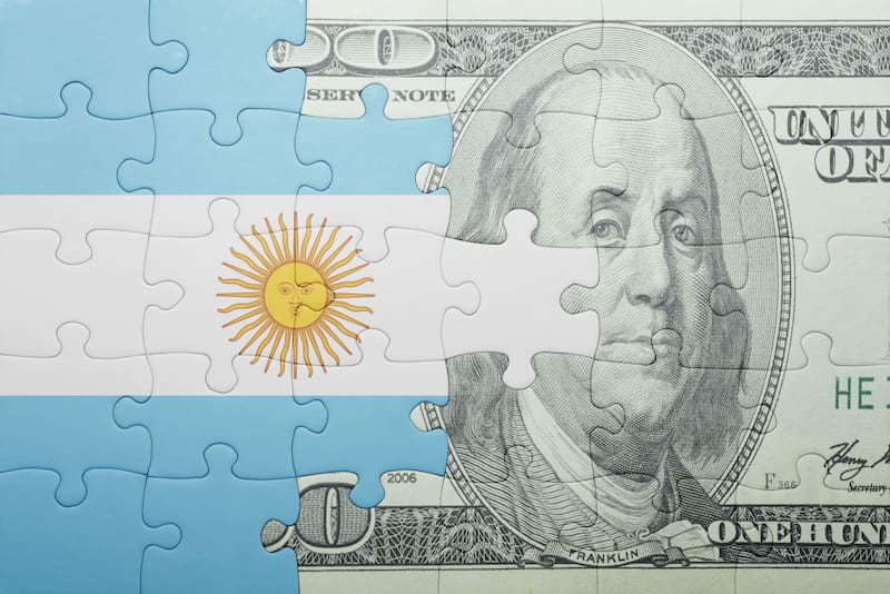 A pesar de que el dólar oficial aumentó 25 centavos el martes, el dólar blue sigue ampliando la brecha a 74% respecto al mayorista y de 67% con el minorista.
